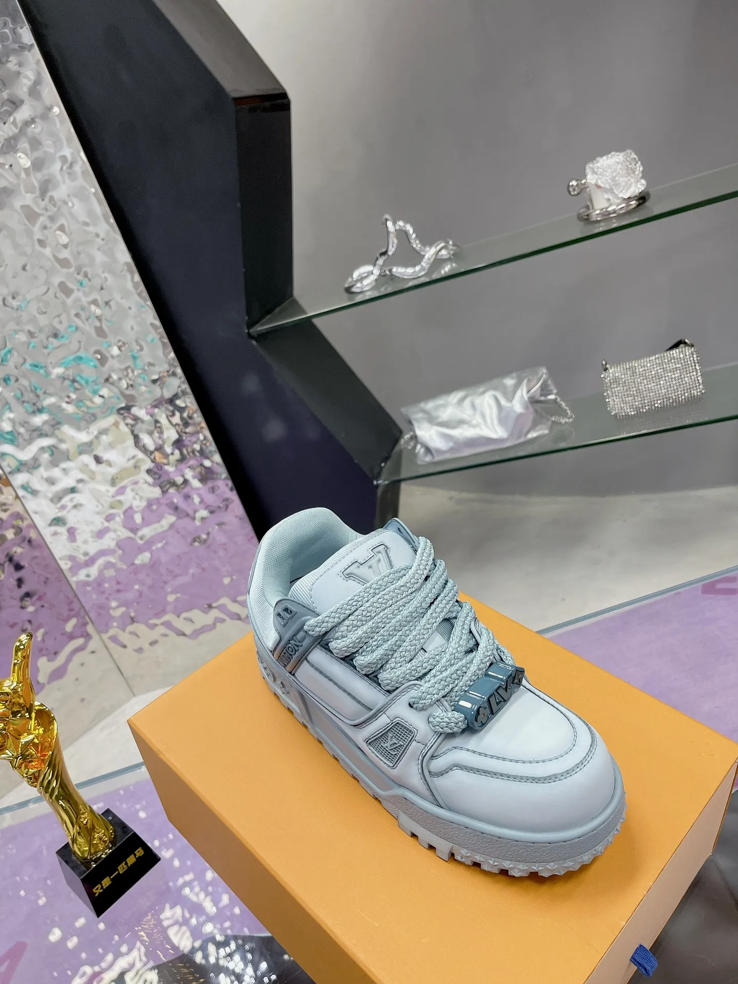 Men's shoes 💰1020❤️❤️❤️ LV donkey brand L's latest catwalk models Chubby Chubby Chubby Chubby TRAINER MAXI bread shoes Skateboard shoes Casual Couple models Sports shoes DIY beading Original purchase and development Production This LV Trainer Maxi sneaker is made of soft cow leather, with a large silhouette and convex outsole to reinterpret the original LV Trainer sneaker design, interpreting the inspiration of retro basketball shoes. Rubber LV monogrammed upper, Monogram floral outsole. Exquisite packaging at the delivery counter 🛍📦 ▪️Fabrics: Original customized imported first-layer cowhide ▪️Lining: Original customized breathable mesh lining ▪️Outsole: Original open-molded TPU combination outsole ▪️Sole thickness: 4CM ▪️Size: Women's 35-41 Men's 39-45